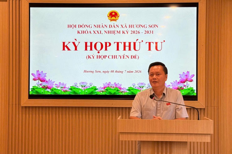 Ông Trần Đức Hải, Thành ủy viên, Bí thư Đảng ủy, Chủ tịch HĐND xã phát biểu khai mạc kỳ họp. Ảnh: HS