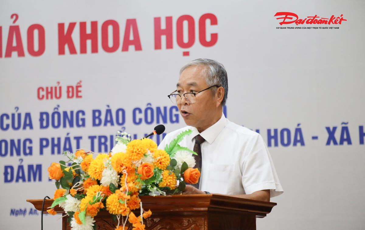 Luật gia Nguyễn Văn Toàn - Phó Chủ tịch Trung ương Ủy ban Đoàn kết Công giáo Việt Nam trình bày tham luận về “Đường lối của Đảng về phát triển nông thôn mới và vai trò của Công giáo trong giai đoạn hiện nay”. Ảnh: Điền Bắc