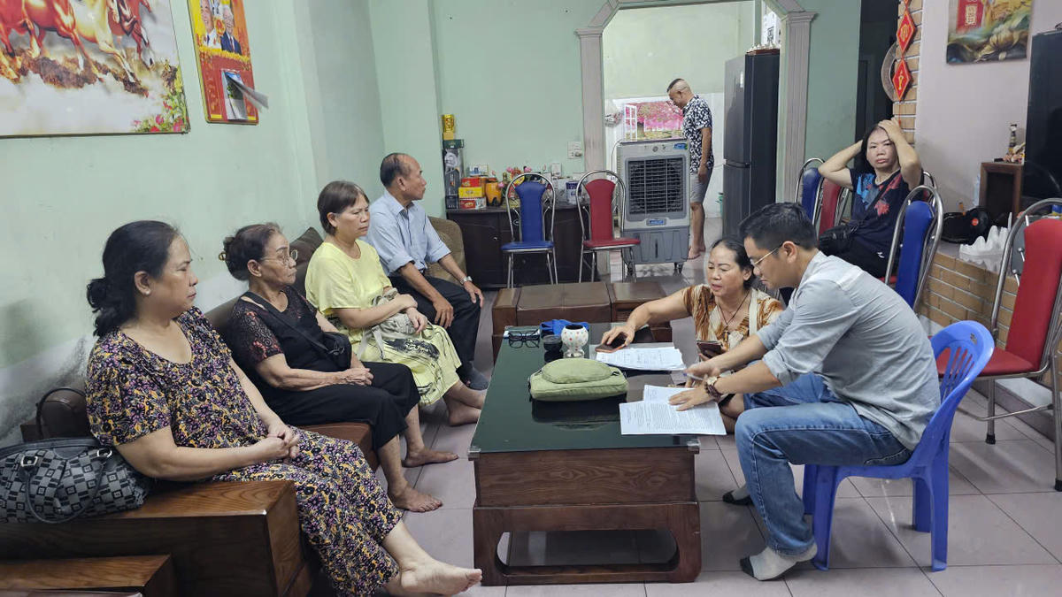 Các hộ dân trao đổi với phóng viên. Ảnh: Đạt Lê