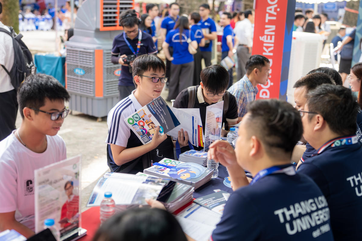 Thí sinh tìm hiểu thông tin tuyển sinh của trường đại học.