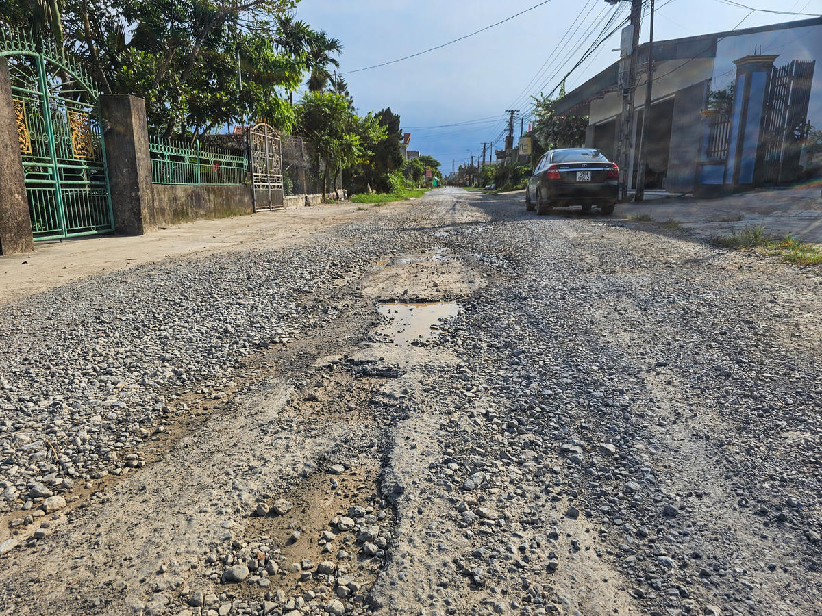 1,9km đường tỉnh 524, đoạn qua xã Tân Tiến hiện đang xuống cấp nghiêm trọng. Ảnh: Đình Minh