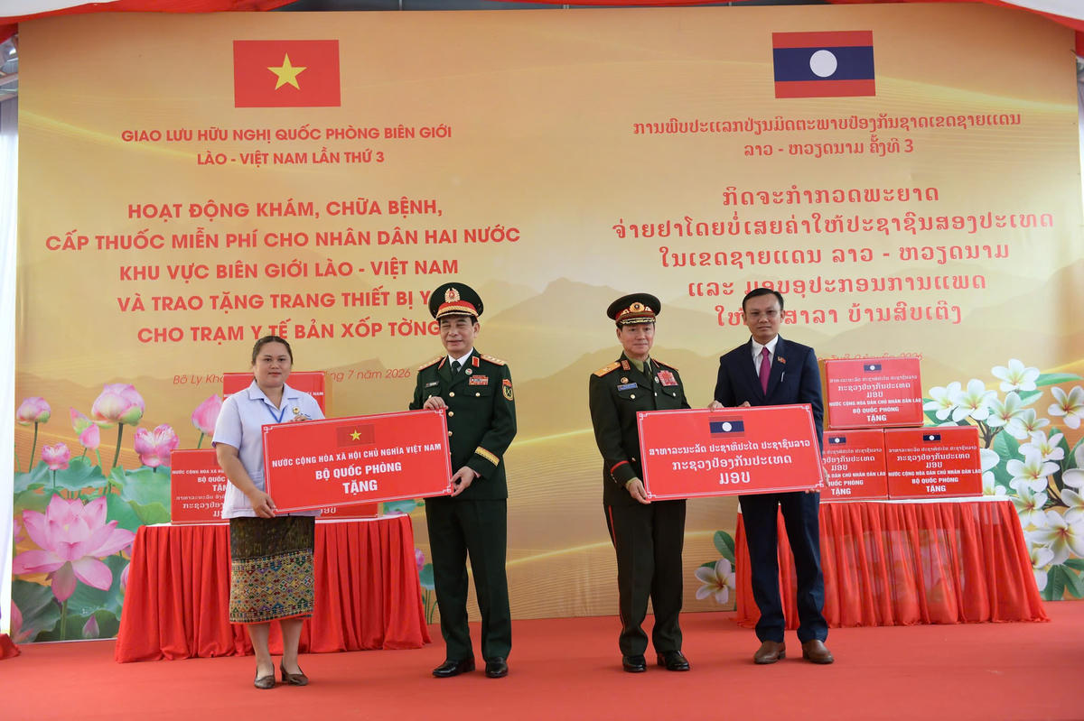 Đại tướng Phan Văn Giang và Đại tướng Khamliang Outhakaysone trao tặng thiết bị cho Trạm y tế quân dân y bản Xốp Tờng. Ảnh: Nam Trần