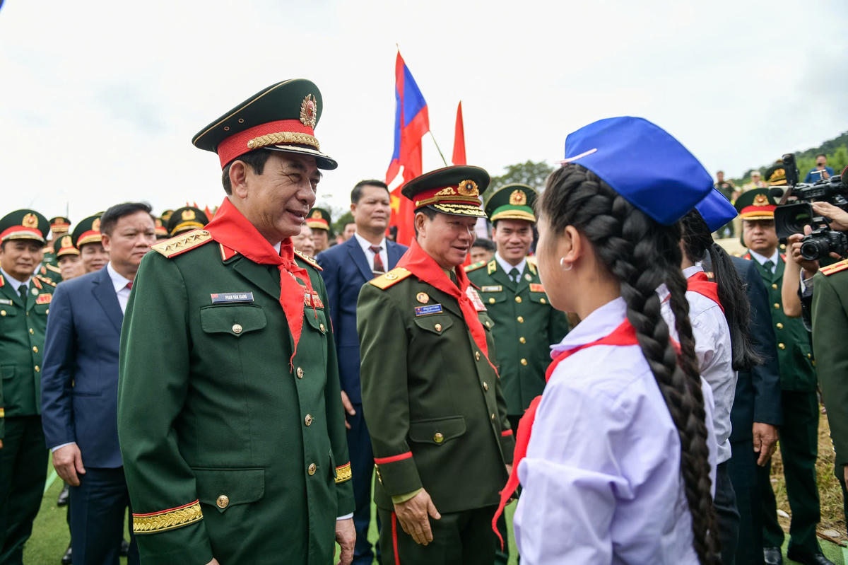 Bộ trưởng Bộ Quốc phòng hai nước thăm trường tiểu học Thông-năm-mun ở huyện Xaychamphone, tỉnh Bolykhamxay (Lào). Ảnh: Nam Trần