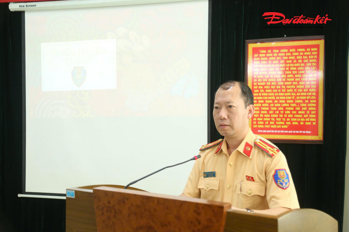 Thượng tá Đinh Trung Dũng, Phó Đội trưởng Đội CSGT đường bộ số 7 phát biểu tại hội nghị.