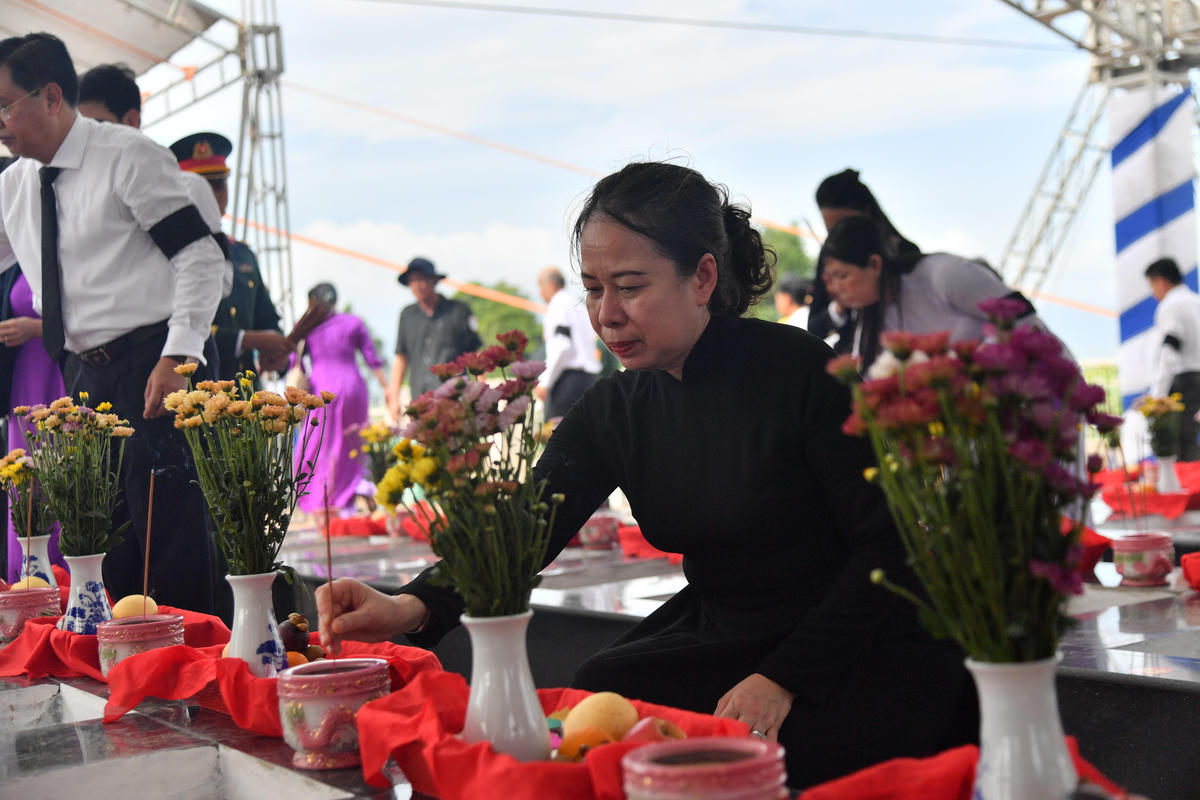 Phó Chủ tịch nước Võ Thị Ánh Xuân dâng hương tiễn đưa các anh hùng liệt sĩ. Ảnh: Phương Vũ