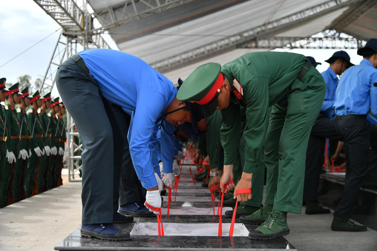 235 hài cốt liệt sĩ được an táng lần này là kết quả của quá trình tìm kiếm, quy tập trong mùa khô 2025-2026 do Đội K90 (Cục Chính trị Quân khu 9), Đội K92 và Đội K93 (Bộ Chỉ huy Quân sự tỉnh An Giang) thực hiện tại các tỉnh Preah Sihanouk, Takeo, Kampong Speu, Kampot, Kep, Kandal thuộc Vương quốc Campuchia và trong nước. Ảnh: Phương Vũ