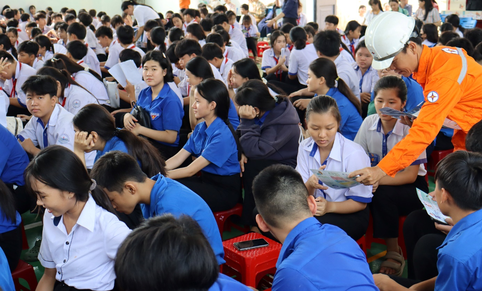 Nhân viên EVNSPC tuyên truyền tiết kiệm điện trong trường học.