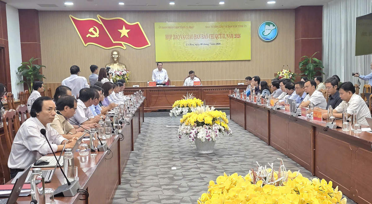 Quang cảnh buổi họp báo và giao ban báo chí quý II, năm 2026. Đồng thời cung cấp thông tin về các hoạt động Tổ chức Ngày hội Văn hóa di sản và Lễ hội Khinh khí cầu tỉnh Cà Mau lần thứ I, năm 2026. Ảnh: Nguyên Du