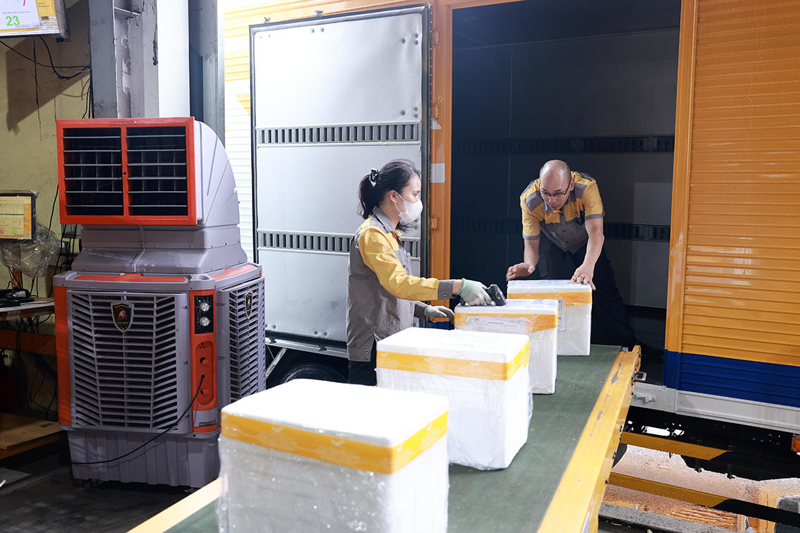 Nhân viên bưu điện tiếp nhận các thùng mẫu sinh phẩm ADN tại điểm thu nhận để chuyển đến đơn vị giám định, đối sánh.