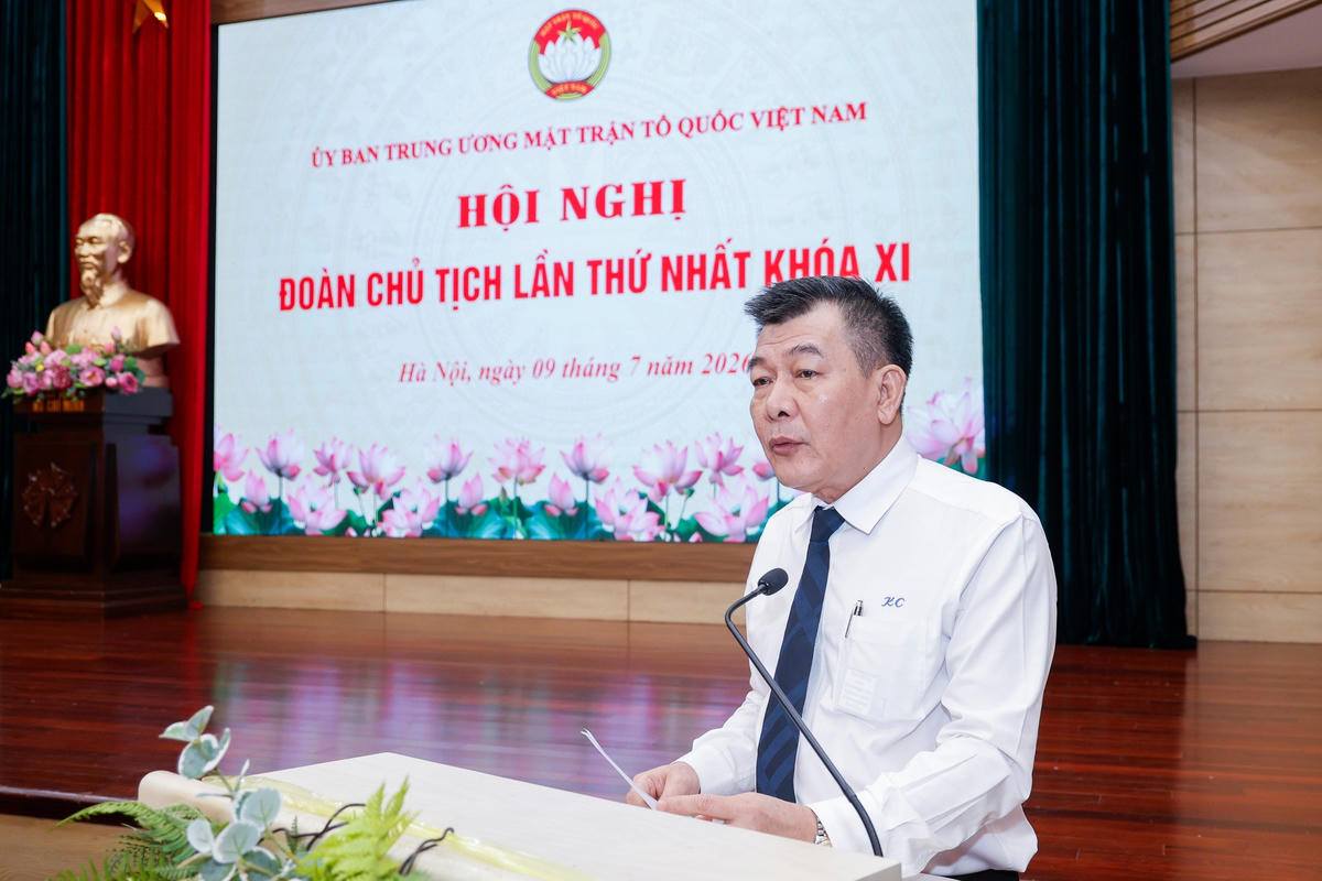 Phó Chủ tịch UBTƯ MTTQ Việt Nam Nguyễn Đức Phong trình bày báo cáo tóm tắt kết quả công tác Mặt trận 6 tháng đầu năm và nhiệm vụ trọng tâm công tác Mặt trận 6 tháng cuối năm 2026. Ảnh: Quang Vinh.