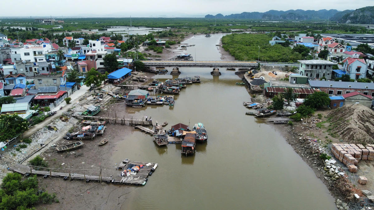 Khu vực lồng bè thu mua, nuôi thủy sản của các hộ gia đình tại chợ Phù Long, đặc khu Cát Hải, Hải Phòng. Ảnh: PT.