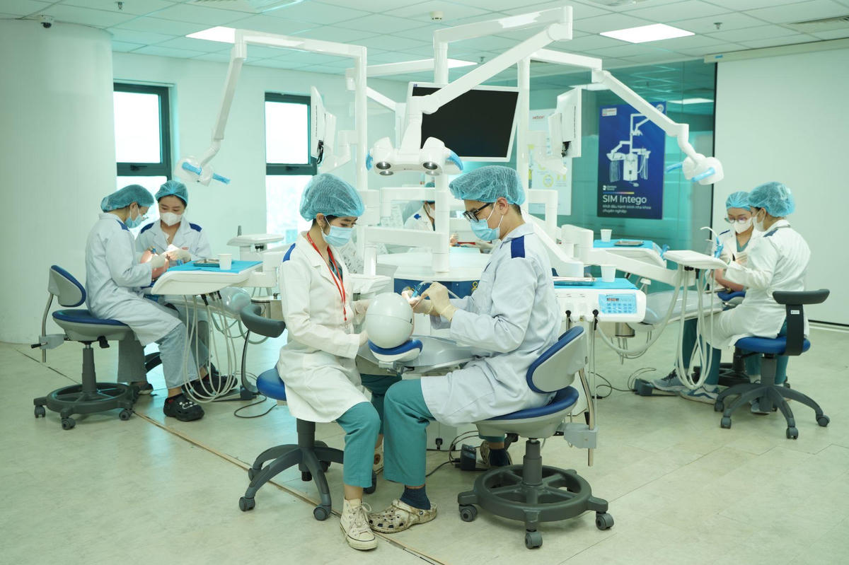 Sinh viên Răng Hàm Mặt thực hành dưới sự hướng dẫn của giảng viên.