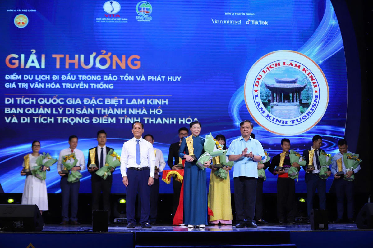 Khu di tích quốc gia đặc biệt Lam Kinh thuộc Ban quản lý di sản thành nhà Hồ và di tích trọng điểm tỉnh Thanh Hóa được vinh danh ở hạng mục điểm du lịch đi đầu trong bảo tồn và phát huy giá trị văn hóa truyền thống. Ảnh: Trần Hồng