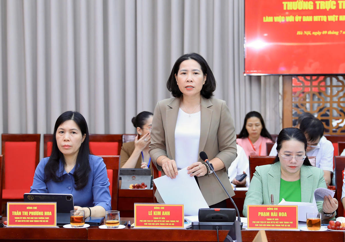 Phó Chủ tịch Ủy ban MTTQ Việt Nam thành phố Hà Nội, Chủ tịch Hội Liên hiệp phụ nữ thành phố Hà Nội Lê Kim Anh phát biểu tại hội nghị. Ảnh: