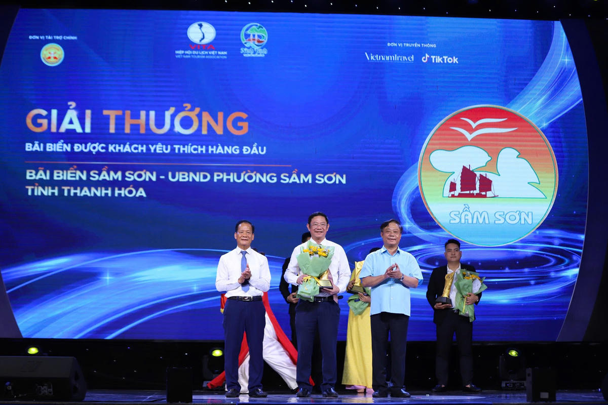 Ông Lê Văn Tuấn - Bí thư Đảng ủy phường Sầm Sơn đại diện chính quyền phường Sầm Sơn (Thanh Hóa) nhận giải thưởng bãi biển được khách yêu thích hàng đầu năm 2025. Ảnh: Trần Hồng