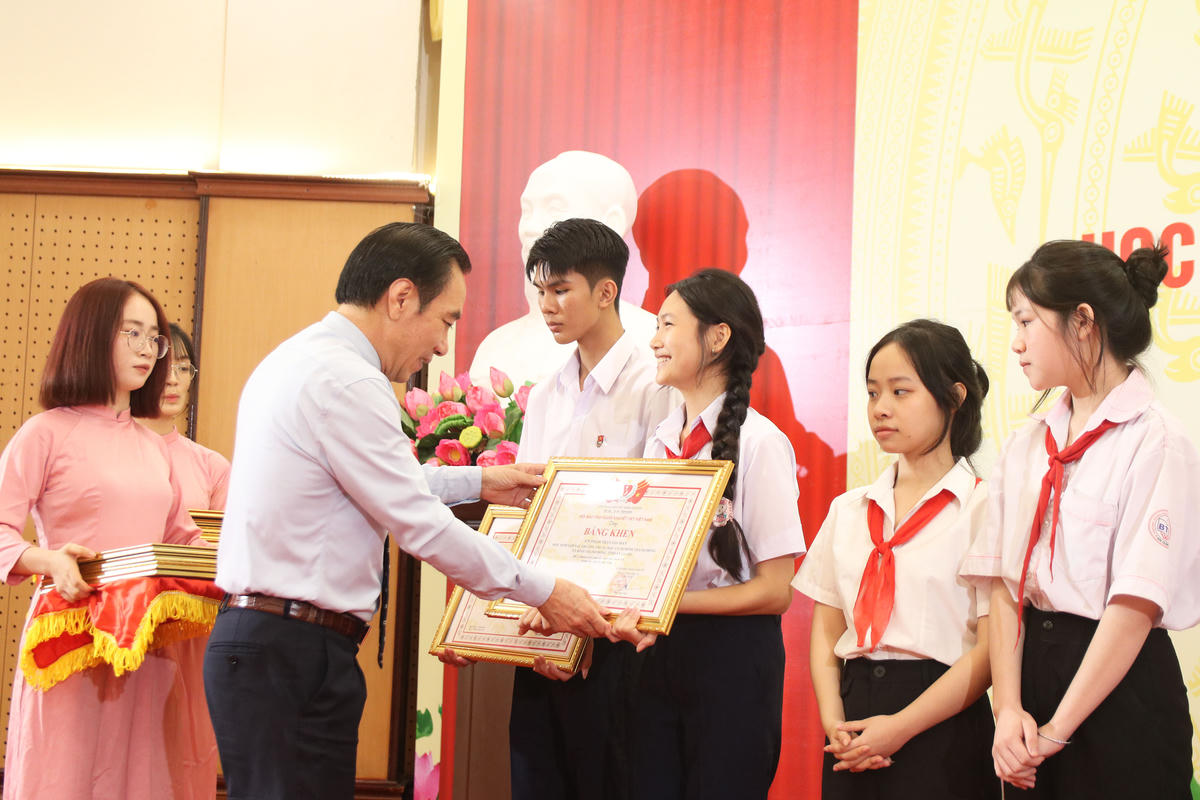 Chủ tịch Hội Bảo trợ người khuyết tật Việt Nam Ngô Sách Thực tặng Bằng khen cho các trẻ em mồ côi tại buổi gặp mặt.