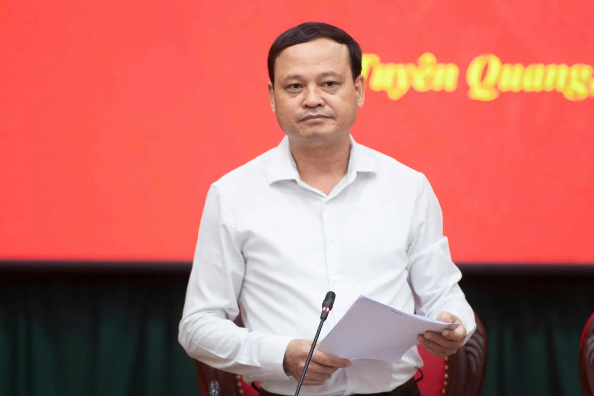 Ông Nguyễn Mạnh Tuấn, Phó Chủ tịch Thường trực UBND tỉnh Tuyên Quang trả lời câu hỏi của Phóng viên Báo Đại đoàn kết tại buổi Họp báo. 