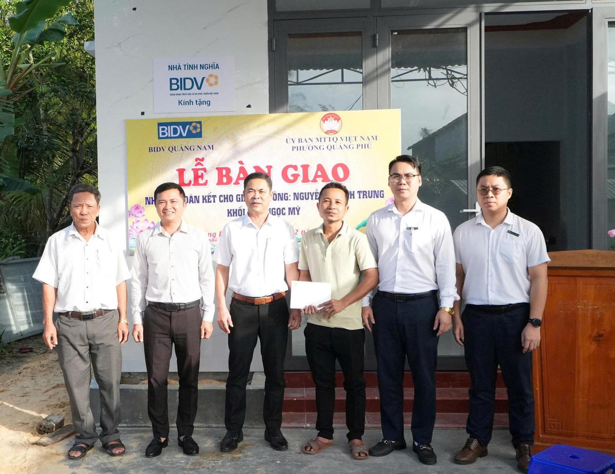Ủy Ban MTTQ Việt Nam phường Quảng Phú bàn giao nhà đại đoàn kết cho hộ ông Nguyễn Thành Trung. Ảnh: QS.