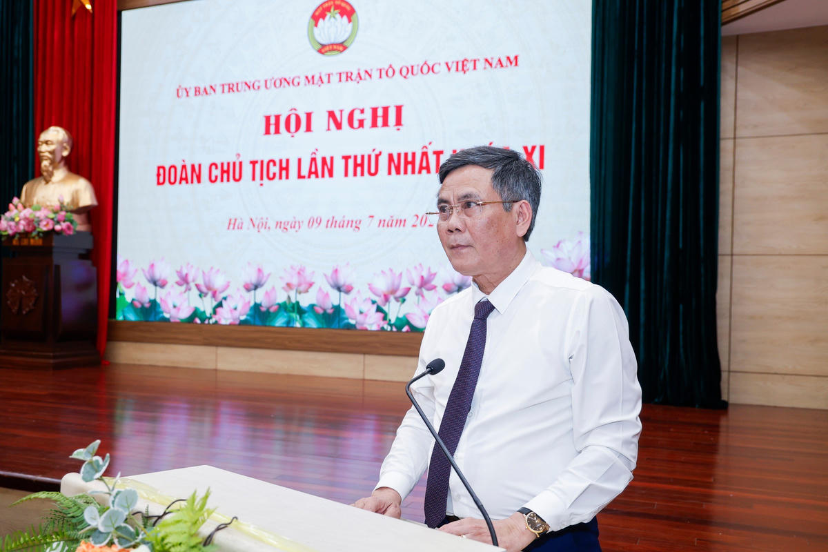 Phó Chủ tịch UBTƯ MTTQ Việt Nam Trần Thắng trình bày Tờ trình xin ý kiến về dự thảo Định hướng trọng tâm công tác Mặt trận năm 2027. Ảnh: Quang Vinh.
