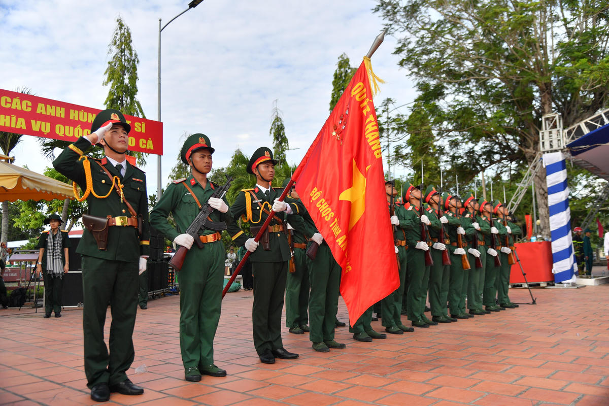 Tiếng nhạc "Hồn tử sĩ" ngân vang giữa Nghĩa trang Liệt sĩ Dốc Bà Đắc càng làm cho không khí buổi lễ thêm thiêng liêng, xúc động, thể hiện lòng biết ơn vô hạn của Đảng, Nhà nước, Quân đội và Nhân dân đối với những người con ưu tú đã hiến dâng trọn đời mình cho độc lập, tự do của Tổ quốc và hạnh phúc của Nhân dân. Ảnh: Phương Vũ