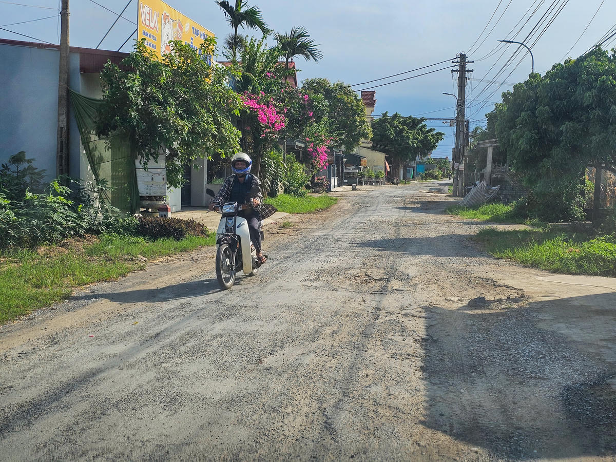 Dù chính quyền địa phương đã trám vá tại một số vị trí, nhưng hiệu quả đạt được chưa cao. Ảnh: Đình Minh