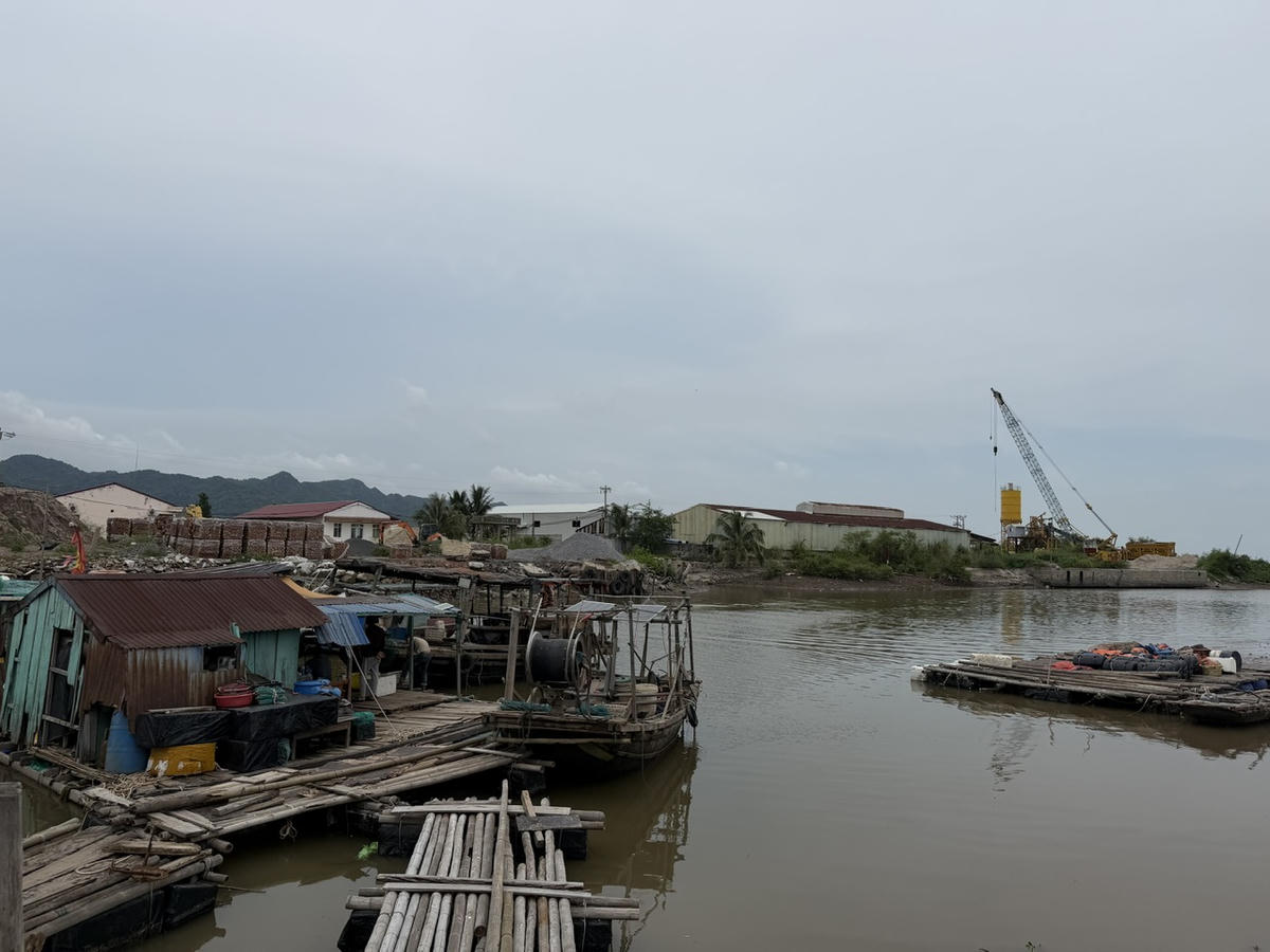 Vị trí lồng bè của gia đình ông Thắng cách điểm xả thải của Khu nuôi tôm công nghiệp Phù Long (thuộc Công ty TNHH Sơn Trường) khoảng hơn 30m. Ảnh: PT. 