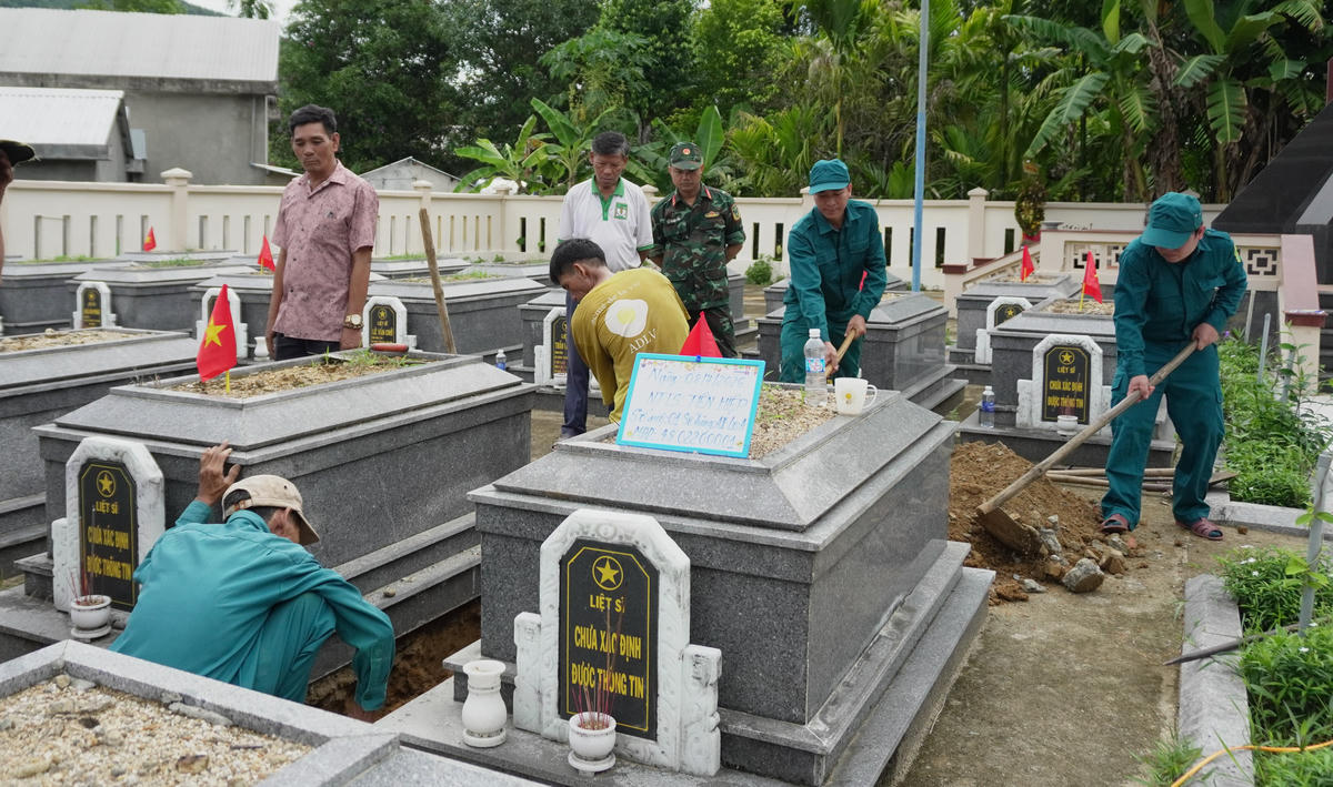 Chính quyền xã Lãnh Ngọc triển khai lấy mẫu ADN 100 phần mộ chưa xác định danh tính tại Nghĩa trang liệt sĩ. Ảnh: NH.
