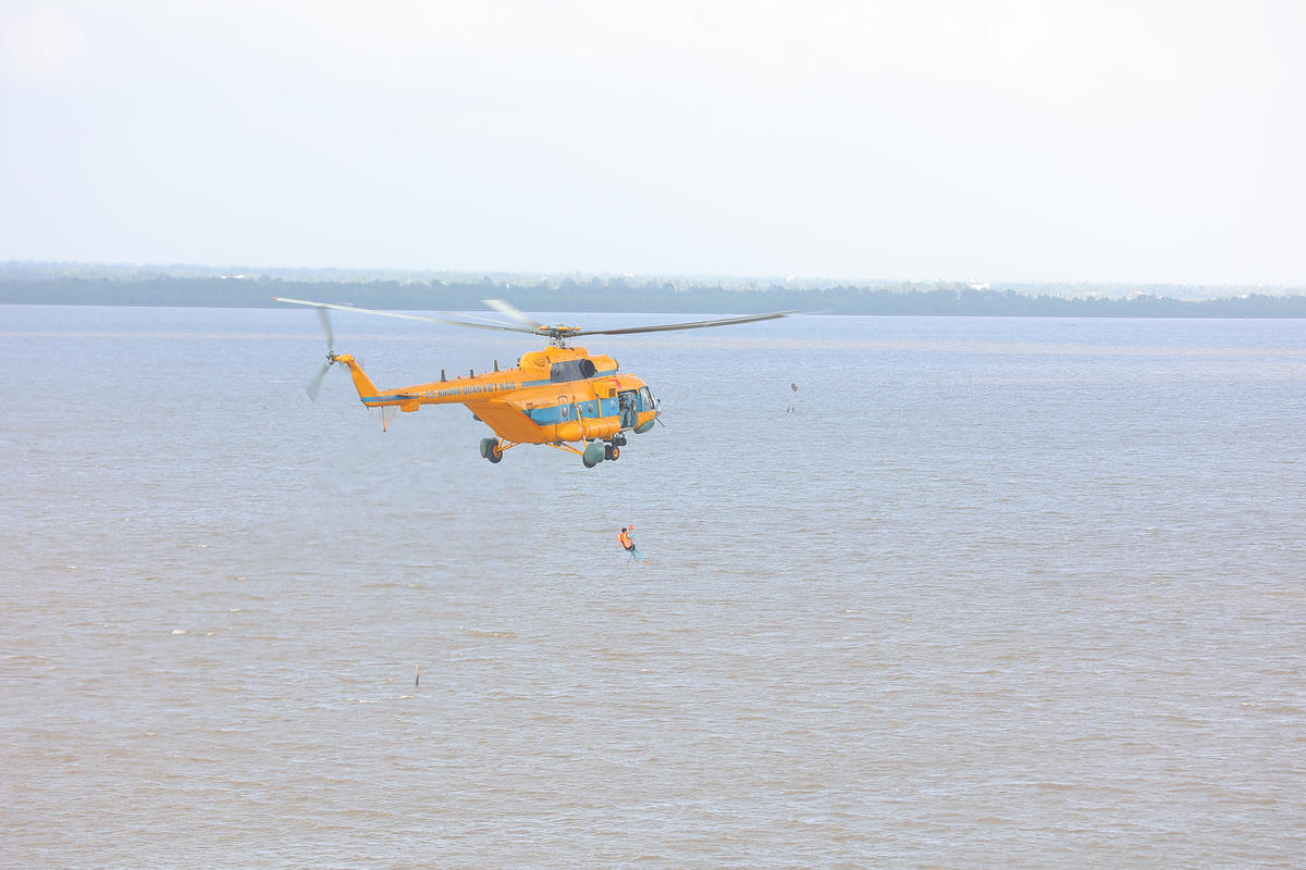 Cận cảnh Trung đoàn Không quân 917 thực hành bay huấn luyện cứu nạn trên biển