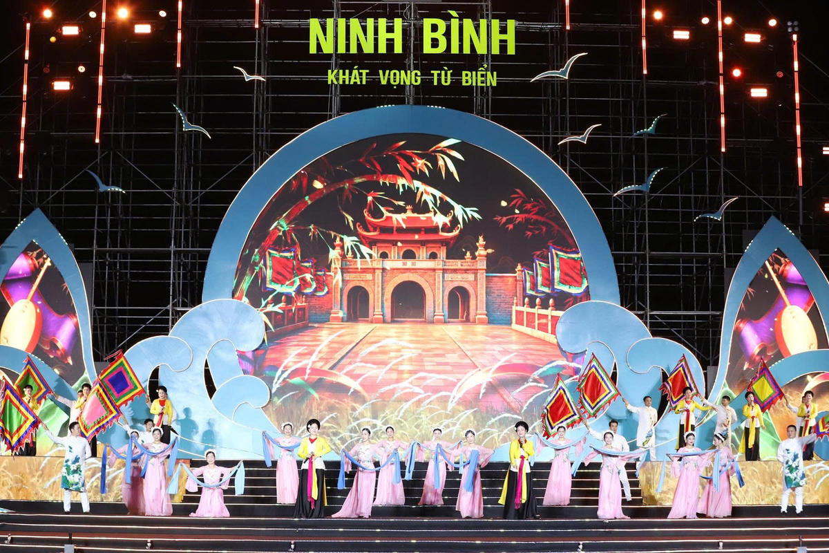 Biểu diễn nghệ thuật tại chương trình. Ảnh: Duy Hưng.