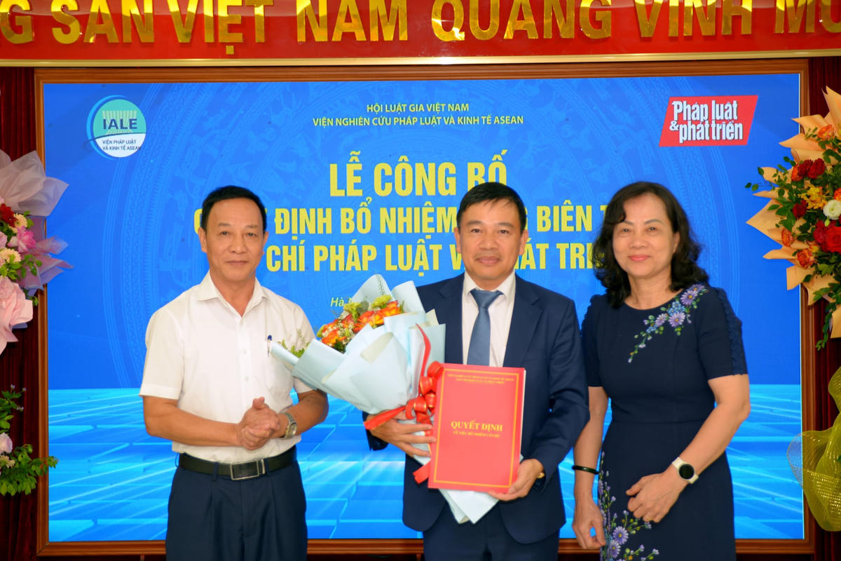Chủ tịch Hội đồng Viện TS Đào Ngọc Tuấn và PGS. TS Vũ Thị Thu Hạnh Phó Viện trưởng phụ trách Viện Nghiên cứu Pháp luật và Kinh tế ASEAN trao quyết định và tặng hoa chúc mừng tân Tổng biên tập Phan Văn Lâm.