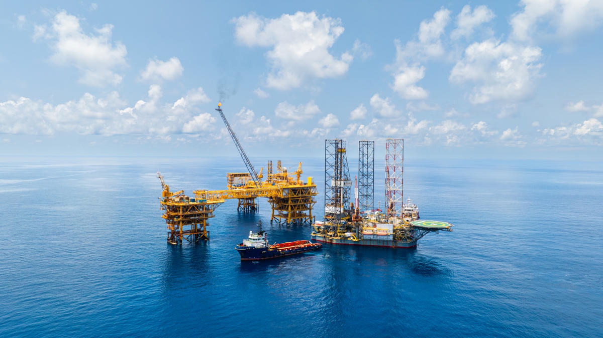 Trong 6 tháng đầu năm, lĩnh vực thăm dò và khai thác dầu khí của Petrovietnam đạt kết quả nổi bật, gia tăng trữ lượng đạt 8,3 triệu tấn quy dầu, đạt 55,3% kế hoạch năm; ký kết 3 hợp đồng dầu khí và hoàn thành đầu tư đưa 1 công trình dầu khí vào khai thác.