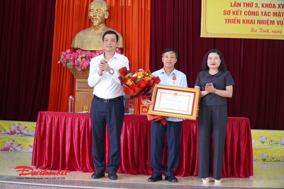 Thừa ủy quyền Chủ tịch nước, Chủ tịch Ủy ban MTTQ Việt Nam tỉnh Hà Tĩnh Nguyễn Thành Đồng và Phó Chủ tịch UBND tỉnh Hà Tĩnh Nguyễn Thị Nguyệt trao tặng Huân chương Lao động hạng Nhì cho ông Nguyễn Văn Danh. Ảnh: HN.