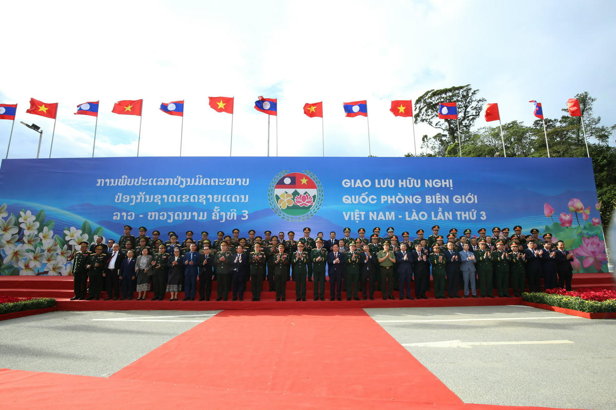 Đoàn đại biểu Bộ Quốc phòng hai nước chụp ảnh lưu niệm