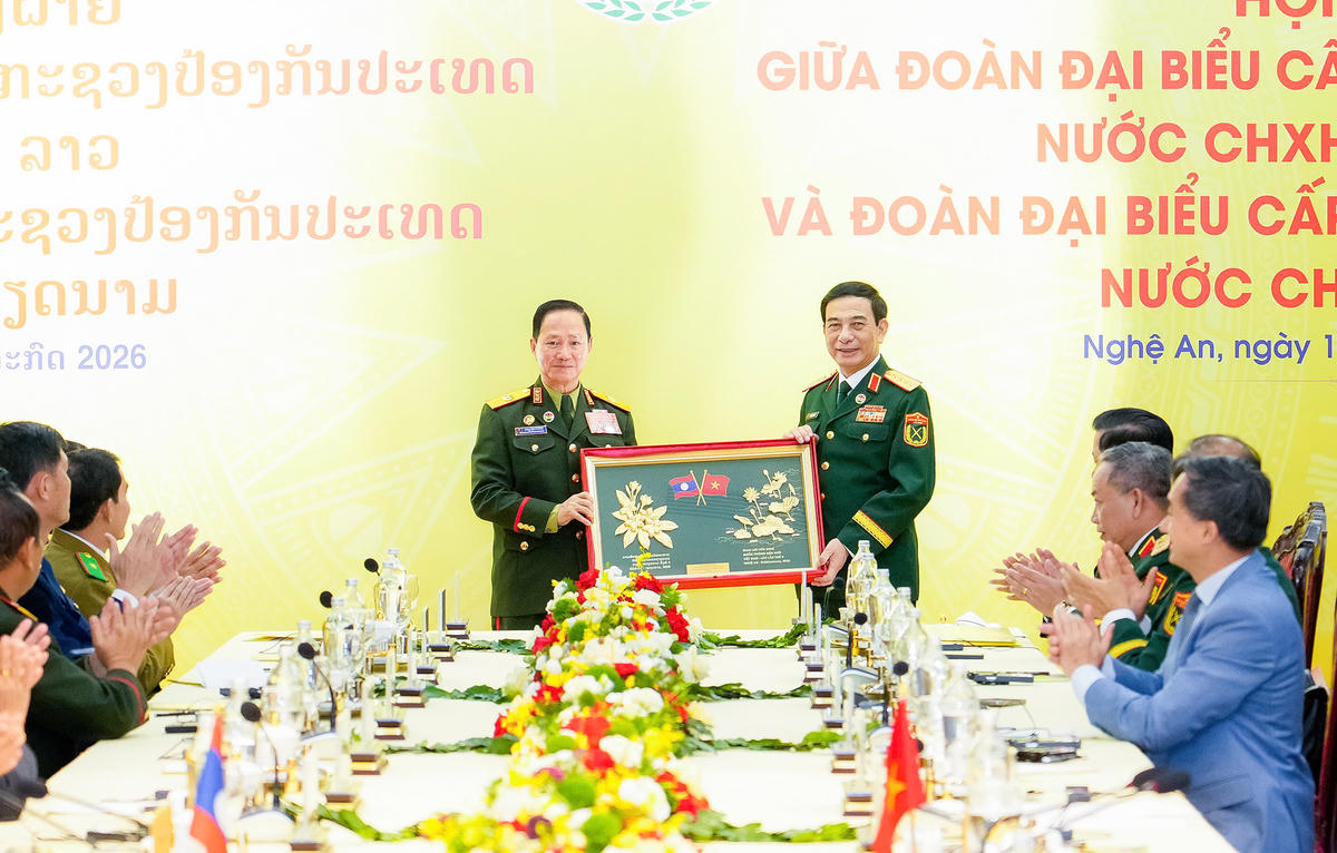 Đại tướng Phan Văn Giang tặng quà lưu niệm đến Đại tướng Khamliang Outhakaysone. Ảnh: phạm Bằng