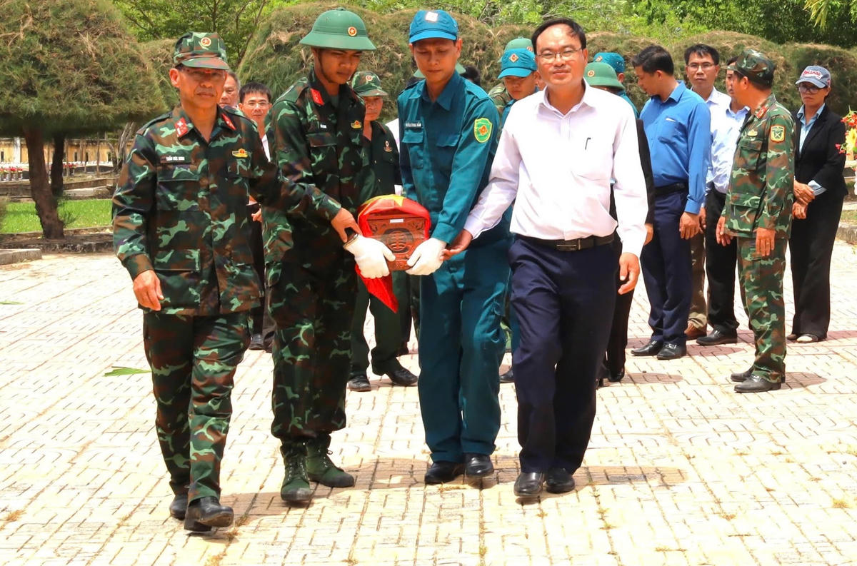 Các đại biểu tiến hành an táng các hài cốt liệt sĩ tại Nghĩa trang liệt sĩ Ninh Hòa - Vạn Ninh.