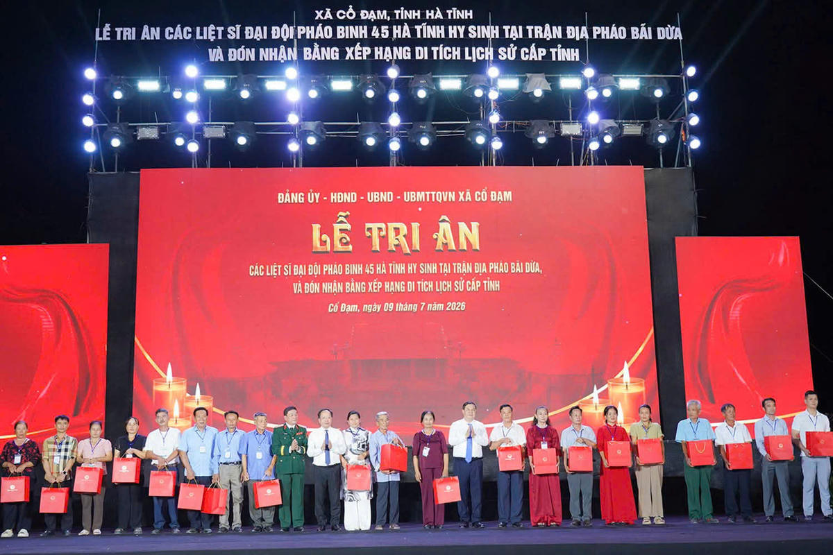 Phó Thủ tướng Thường trực Phạm Gia Túc trao quà tri ân thân nhân gia đình liệt sĩ. Ảnh: ĐĐ