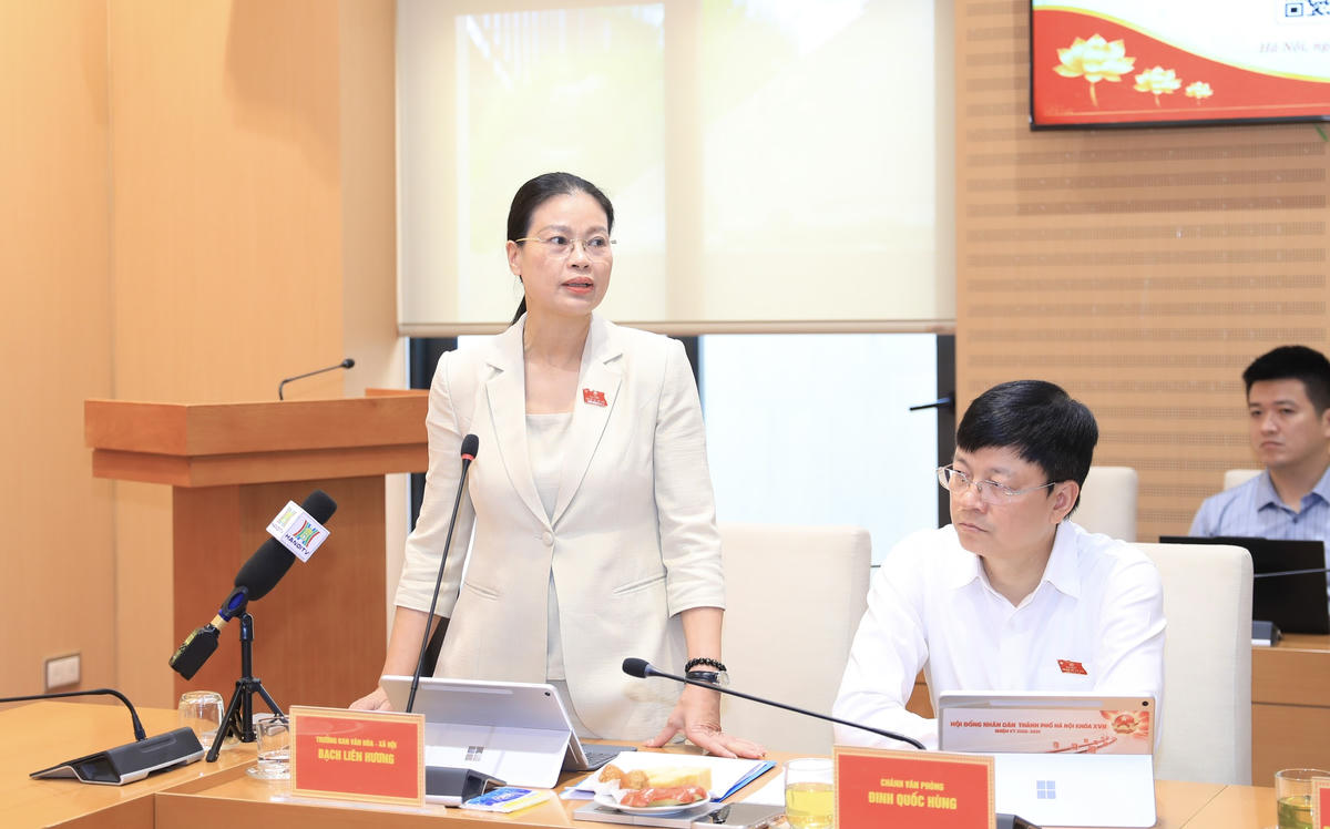 Bà Bạch Liên Hương trả lời báo chí.