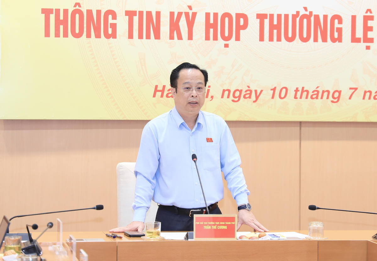Phó Chủ tịch Thường trực HĐND TP Hà Nội Trần Thế Cương phát biểu tại cuộc họp báo