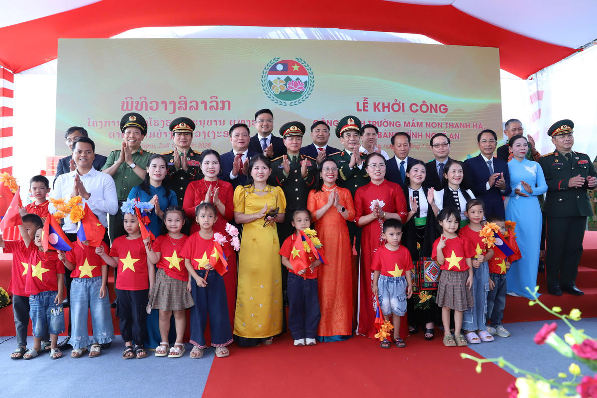 Hai Bộ trưởng Quốc phòng hai nước cùng các đại biểu chụp ảnh lưu niệm với cán bộ, nhân dân xã Kim Bảng, Ban Giám hiệu Nhà trường.