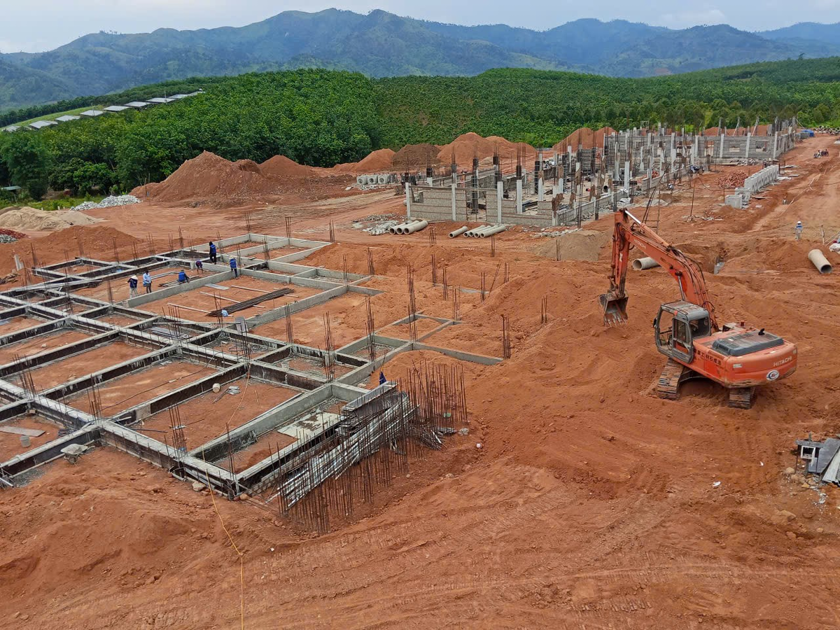 Trường phổ thông nội trú liên cấp Tiểu học và Trung học cơ sở đang xây dựng tại xã Mô Rai. (đợt 1). Ảnh: BT.