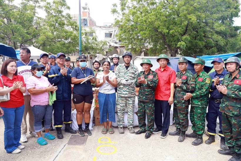 Đoàn cứu hộ cứu nạn Việt Nam trao tặng nhu yếu phẩm và thực phẩm cho các nạn nhân động đất tại Venezuela. (Ảnh: TTXVN phát).