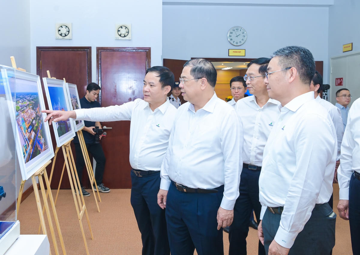 Chủ tịch HĐTV Petrovietnam Lê Ngọc Sơn giới thiệu với Phó Thủ tướng Thường trực Phạm Gia Túc về những công trình, dự án nổi bật của Petrovietnam.