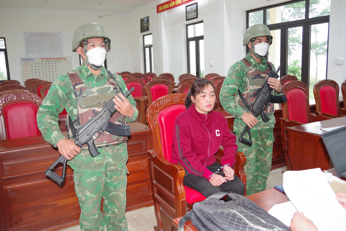 Đối tượng Huỳnh Thị Mến tại cơ quan điều tra. Ảnh: Bờ Y.
