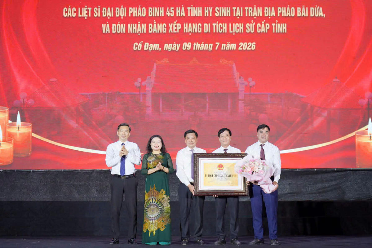 Phó Chủ tịch UBND tỉnh Hà Tĩnh Nguyễn Thị Nguyệt và lãnh đạo Sở VH-TT&DL trao Bằng xếp hạng Di tích lịch sử - văn hóa cấp tỉnh đối với khu Di tích Bãi Dừa cho lãnh đạo xã Cổ Đạm. Ảnh: ĐĐ