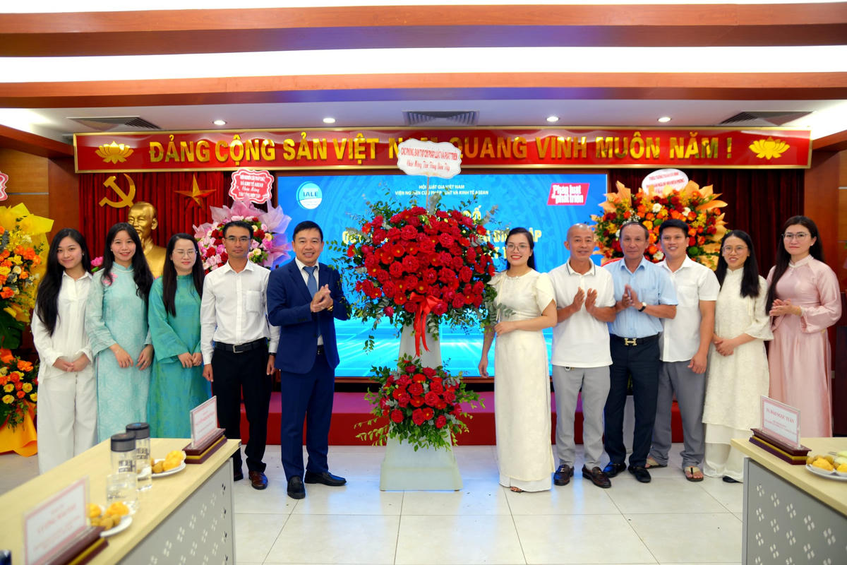 Tập thể phóng viên, biên tập viên chụp hình lưu niệm với tân Tổng biên tập.