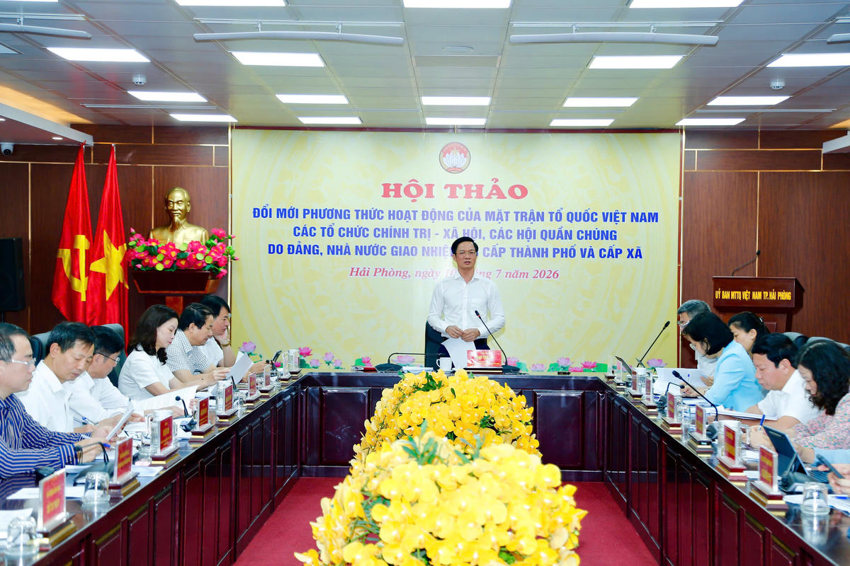 Phó Bí thư Thành ủy, Chủ tịch Ủy ban MTTQ Việt Nam thành phố Phạm Văn Lập điều hành hội thảo. Ảnh: HP.