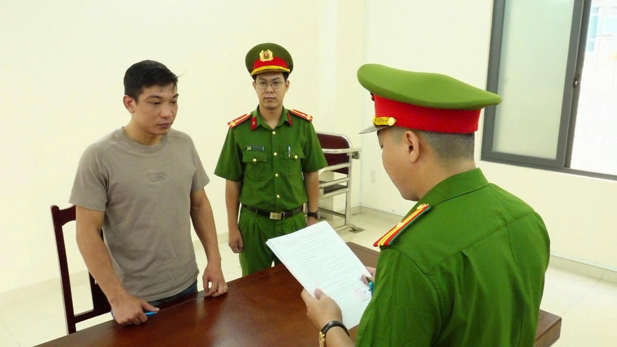Công an tỉnh Khánh Hòa tống đạt quyết định khởi tố bị can đối với Nguyễn Thành Hưng.