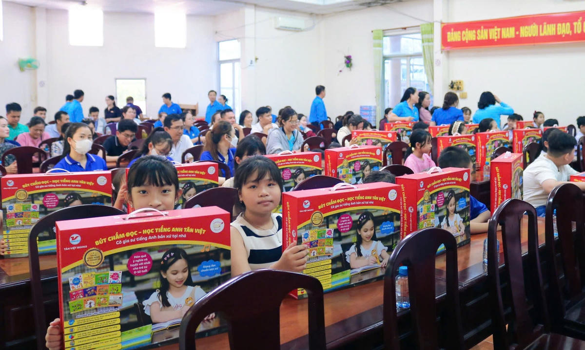 Tổng LĐLĐ Việt Nam đã trao tặng 200 bộ bút chấm đọc, học tiếng Anh cho con đoàn viên, người lao động có hoàn cảnh đặc biệt khó khăn trên địa bàn TP cần Thơ. Ảnh: Tuệ Yên.