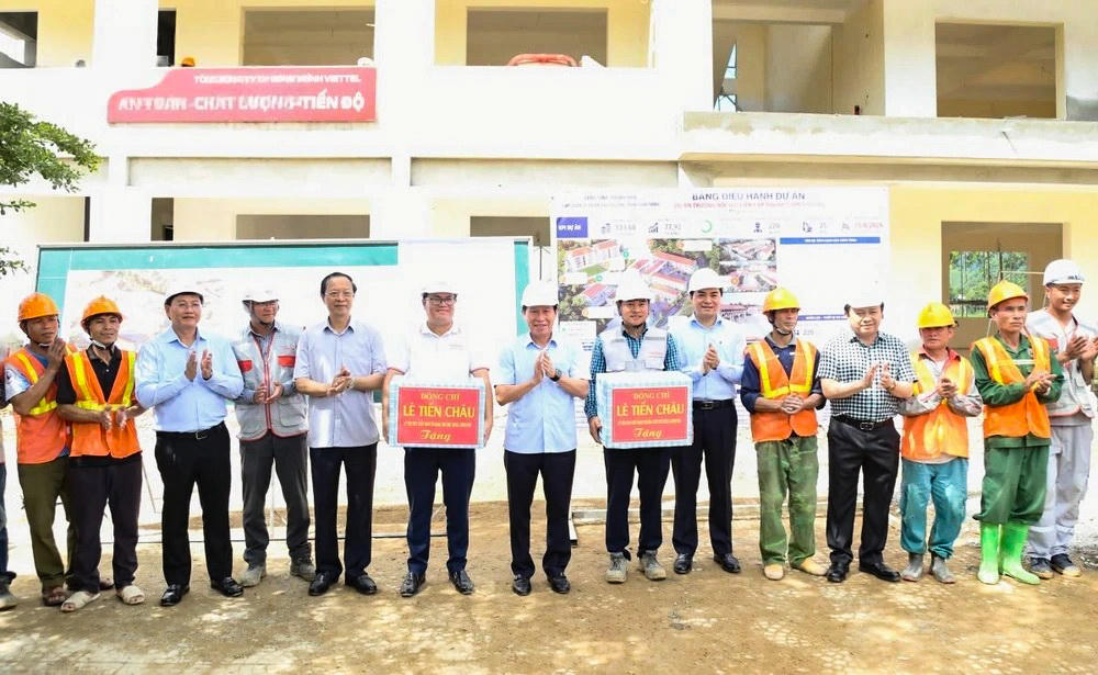 Phó Thủ tướng tặng quà động viên cán bộ, công nhân đang thi công tại dự án. Ảnh: Phong Sắc