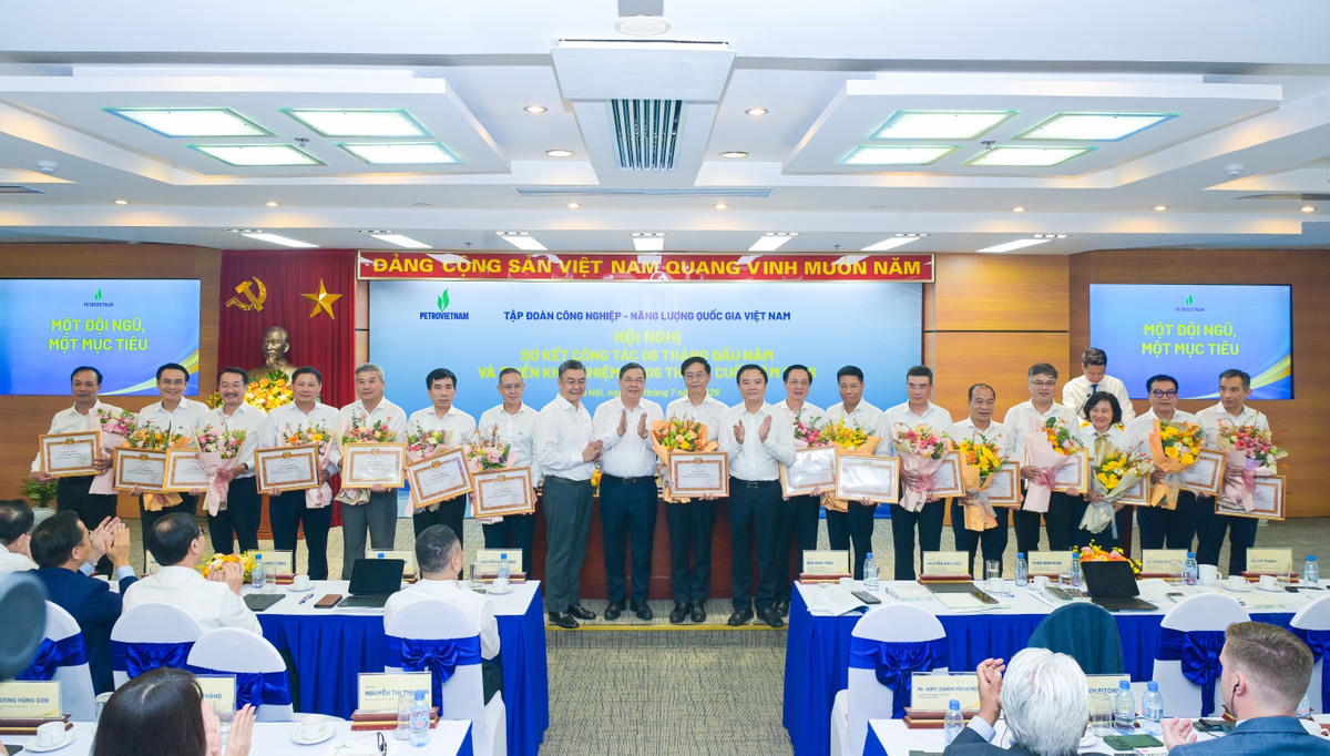 Đại diện các tổ chức Đảng, đảng viên Petrovietnam nhận Bằng khen của Đảng ủy Chính phủ về hoàn thành xuất sắc nhiệm vụ 5 năm liên tiếp (2021-2025)